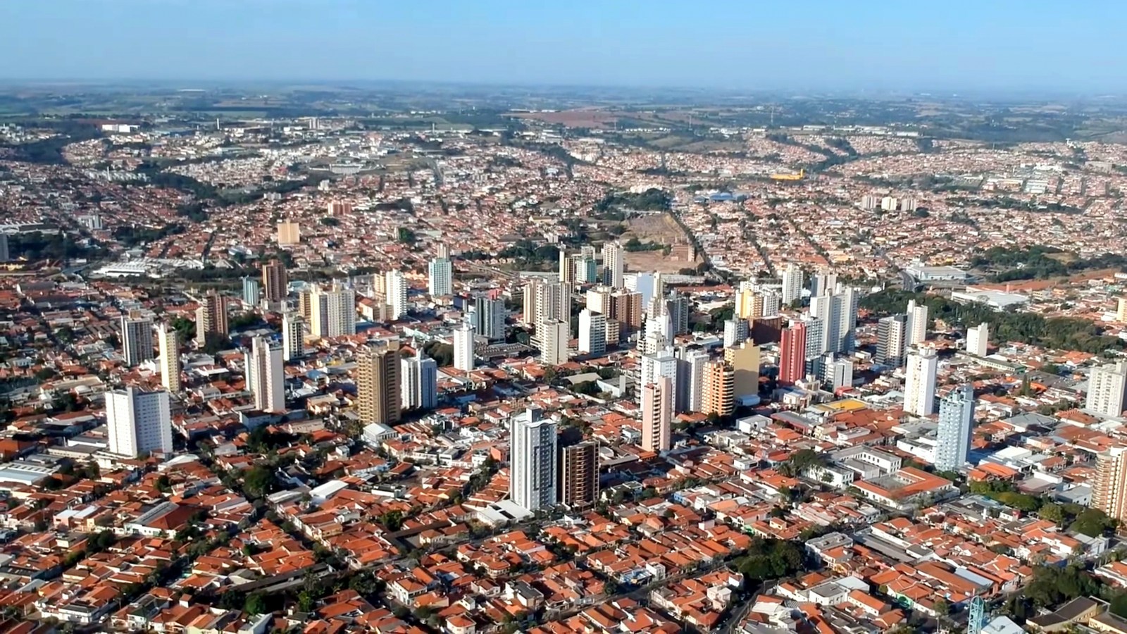 Vista aérea de Limeira, SP, com área urbana, vias e vegetação entre os quarteirões.